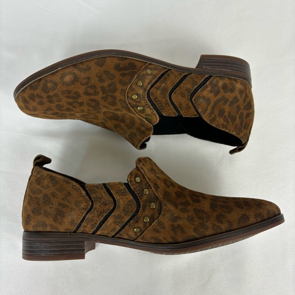 Clarks Trish Bell Loafers Leopard Print Suede Stud Accent Slip-On Shoes Size 7 - Picture 6 of 15